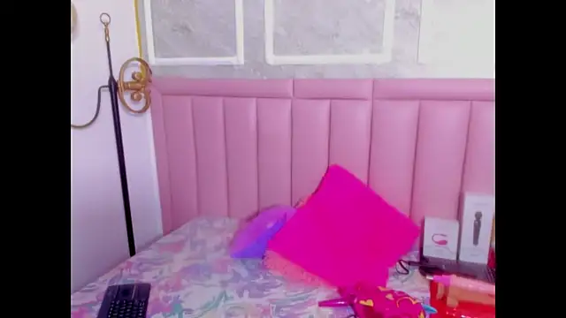 HoollyHendrix online show from March 16, 2026, 8:00 pm