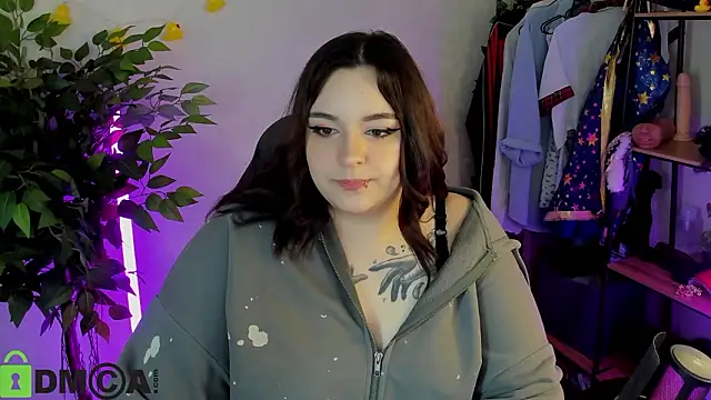 Snapshot of Mia_R0ss chatting on February 7, 2026, 1:02 am Mia R0ss online show from February 7, 2026, 1:02 am