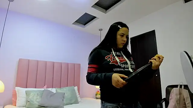 Amy Ferreira online show from November 17, 2025, 11:20 pm