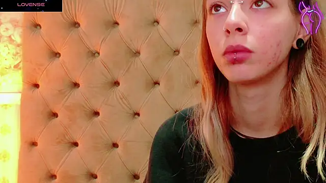 Snapshot of CoraVex chatting on October 17, 2025, 4:05 am CoraVex online show from October 17, 2025, 4:05 am