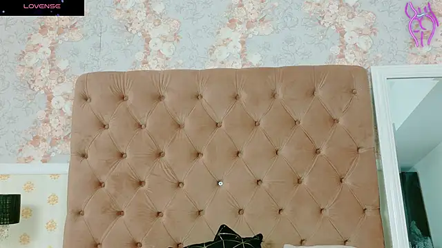 Snapshot of CoraVex chatting on October 7, 2025, 4:24 am CoraVex online show from October 7, 2025, 4:24 am