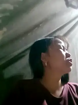 emly-xinh18 online show from October 9, 2025, 3:01 pm