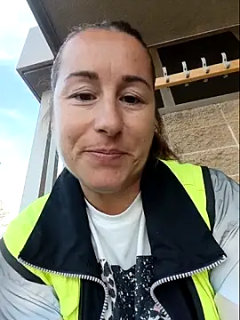 bichota85 online show from October 6, 2025, 9:54 am