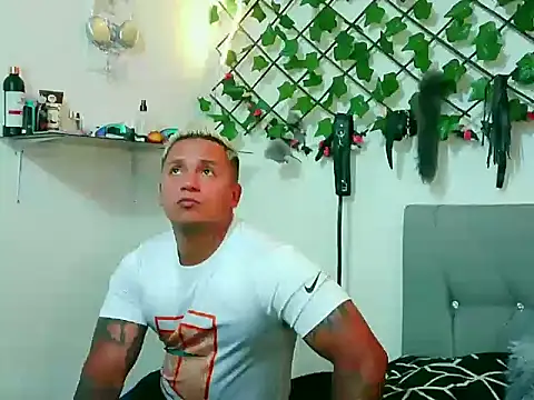 Snapshot of MR777DESIRE chatting on September 18, 2025, 12:35 am MR777DESIRE online show from September 18, 2025, 12:35 am