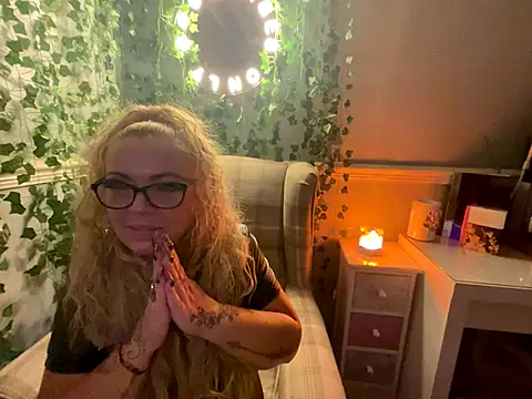 Snapshot of BonnyDesire chatting on November 13, 2025, 8:24 pm BonnyDesire online show from November 13, 2025, 8:24 pm