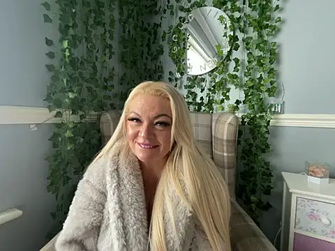 Snapshot of BonnyDesire chatting on October 25, 2025, 1:23 pm BonnyDesire online show from October 25, 2025, 1:23 pm