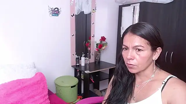 camilavargas  online show from October 5, 2025, 8:43 pm