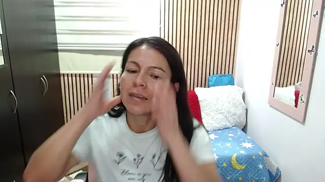 Snapshot of camilavargas_ chatting on June 9, 2026, 7:04 pm camilavargas online show from June 9, 2026, 7:04 pm