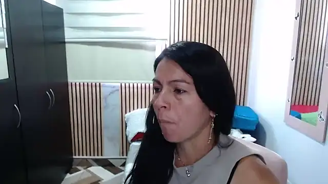 Snapshot of camilavargas_ chatting on May 14, 2026, 4:26 pm camilavargas online show from May 14, 2026, 4:26 pm