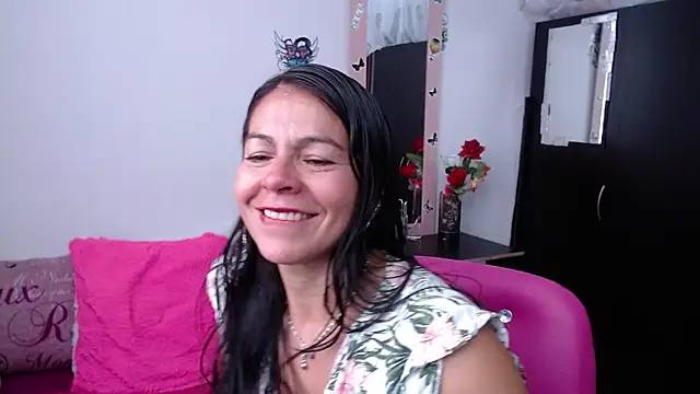 camilavargas  online show from October 15, 2025, 9:01 pm