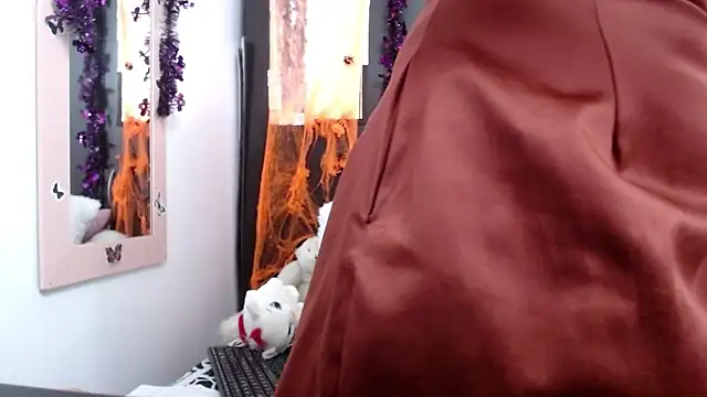 camilavargas  online show from October 18, 2025, 9:50 pm