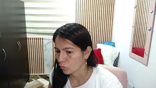 Snapshot of camilavargas_ chatting on June 16, 2026, 10:32 pm camilavargas online show from June 16, 2026, 10:32 pm