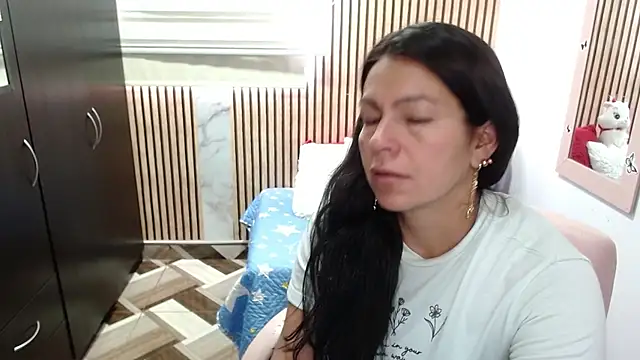 Snapshot of camilavargas_ chatting on June 6, 2026, 9:42 pm camilavargas online show from June 6, 2026, 9:42 pm