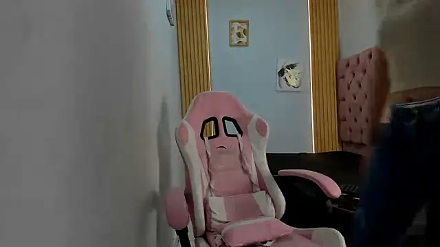 Naomis 35 online show from October 9, 2025, 7:58 pm