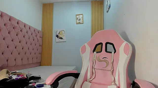 Naomis 35 online show from November 18, 2025, 7:50 pm