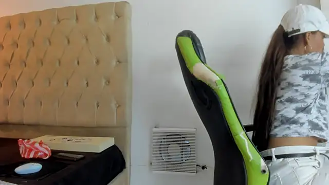 Naomis 35 online show from February 16, 2026, 7:45 pm