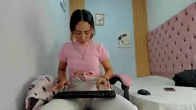 Naomis 35 online show from October 16, 2025, 7:22 pm