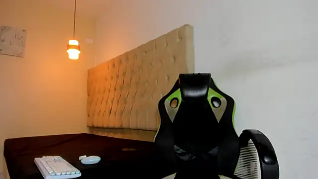 Naomis 35 online show from March 4, 2026, 7:54 pm