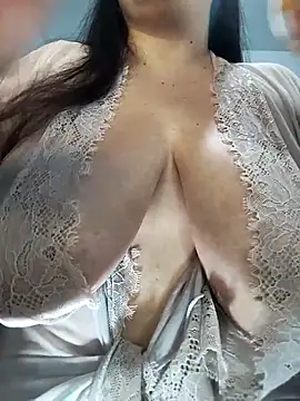 LucyDiamonds1 online show from May 2, 2026, 11:10 pm