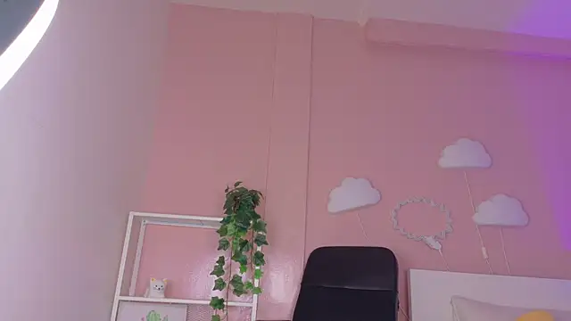 Snapshot of KeendraFox_ chatting on July 17, 2026, 9:28 am KeendraFox online show from July 17, 2026, 9:28 am