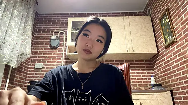 Snapshot of EmmaLeexth chatting on November 8, 2025, 12:31 pm EmmaLeexth online show from November 8, 2025, 12:31 pm