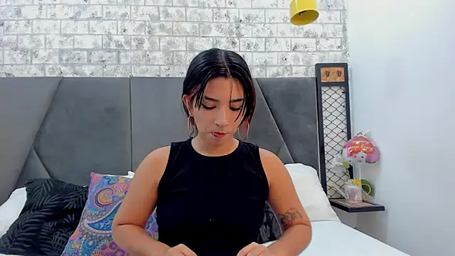 KENDRAOWEN online show from October 2, 2025, 8:45 pm