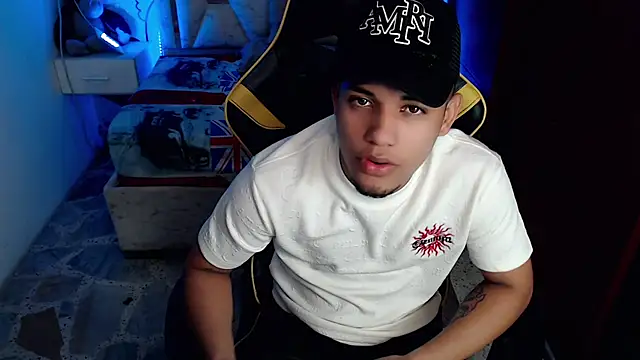 Skylerr  online show from September 22, 2025, 9:21 pm
