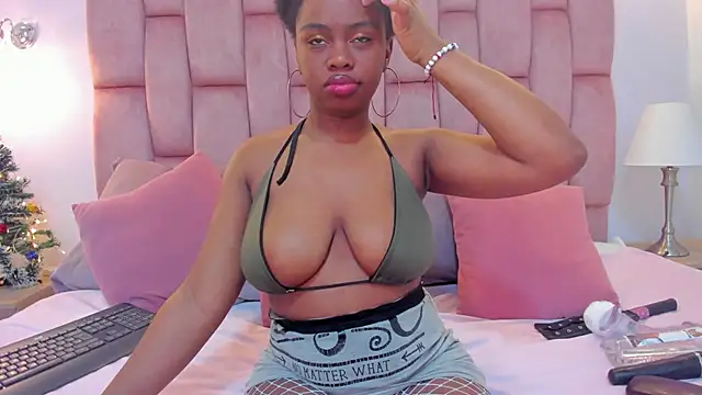 hazellanee online show from December 1, 2025, 2:23 am