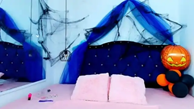 Selenegomezz online show from October 31, 2025, 8:16 pm