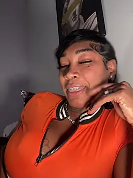 Snapshot of QUEENCALIMOD chatting on October 18, 2025, 7:32 am QUEENCALIMOD online show from October 18, 2025, 7:32 am