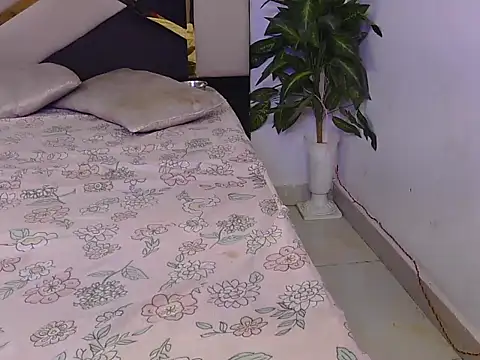 Snapshot of Lovelyy-couple chatting on October 31, 2025, 9:17 am Lovelyy-couple online show from October 31, 2025, 9:17 am