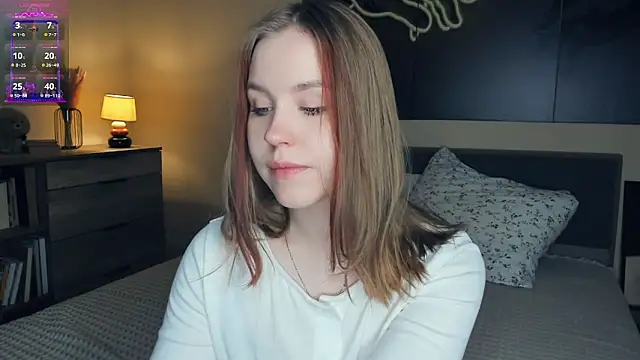 Snapshot of MaliaBourraine chatting on October 13, 2025, 8:05 am MaliaBourraine online show from October 13, 2025, 8:05 am