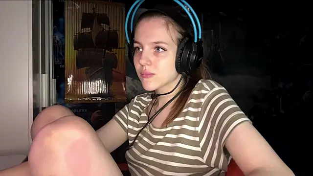 Elira Breeze online show from November 6, 2025, 1:48 pm