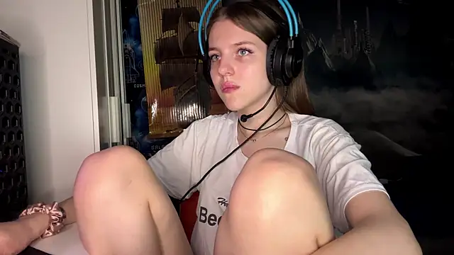 Elira Breeze online show from November 14, 2025, 12:20 pm