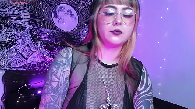 Snapshot of Hallucigenia_ chatting on November 28, 2025, 2:17 pm Hallucigenia online show from November 28, 2025, 2:17 pm