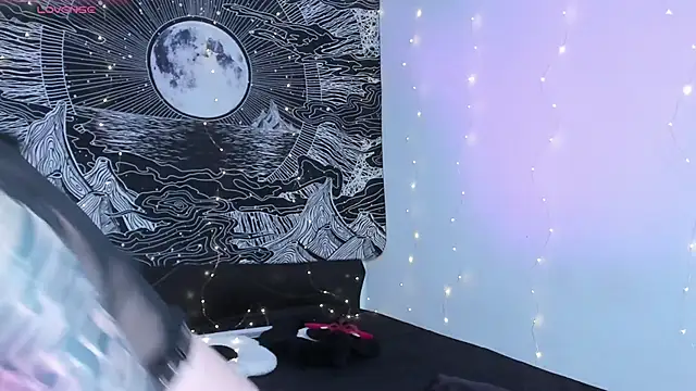 Snapshot of Hallucigenia_ chatting on December 1, 2025, 12:39 pm Hallucigenia online show from December 1, 2025, 12:39 pm