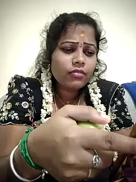 sweetqueen143 online show from October 17, 2025, 5:37 pm