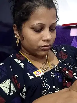 sweetqueen143 online show from April 26, 2026, 5:49 am