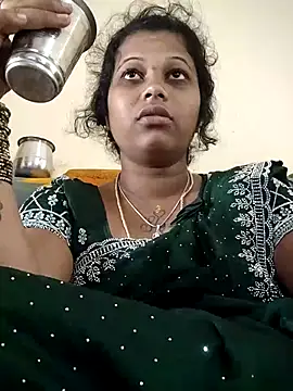 sweetqueen143 online show from October 29, 2025, 4:22 am