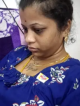 sweetqueen143 online show from April 24, 2026, 3:52 am