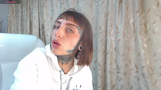 Snapshot of Gyal_8_ chatting on October 3, 2025, 3:41 am Gyal 8 online show from October 3, 2025, 3:41 am