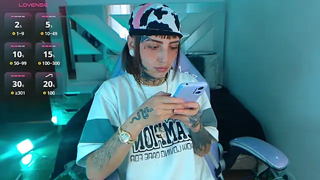 Snapshot of Gyal_8_ chatting on October 24, 2025, 7:46 pm Gyal 8 online show from October 24, 2025, 7:46 pm