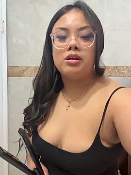 Snapshot of kiaradanielaxx chatting on March 20, 2026, 12:22 am kiaradanielaxx online show from March 20, 2026, 12:22 am