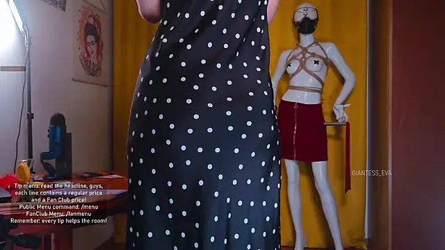 Snapshot of Giantess_Eva chatting on October 27, 2025, 3:24 pm Giantess Eva online show from October 27, 2025, 3:24 pm