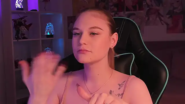 Snapshot of AriaWell chatting on November 21, 2025, 5:17 am AriaWell online show from November 21, 2025, 5:17 am