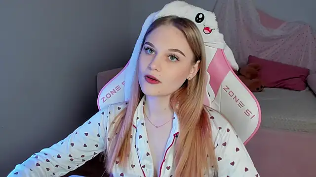 Snapshot of AriaWell chatting on December 2, 2025, 5:25 pm AriaWell online show from December 2, 2025, 5:25 pm