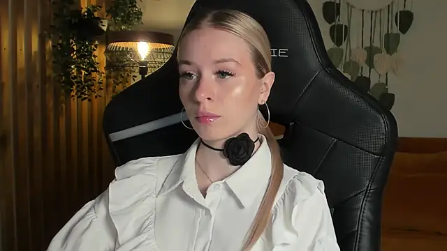 Snapshot of MiaGraces chatting on November 30, 2025, 5:30 am MiaGraces online show from November 30, 2025, 5:30 am