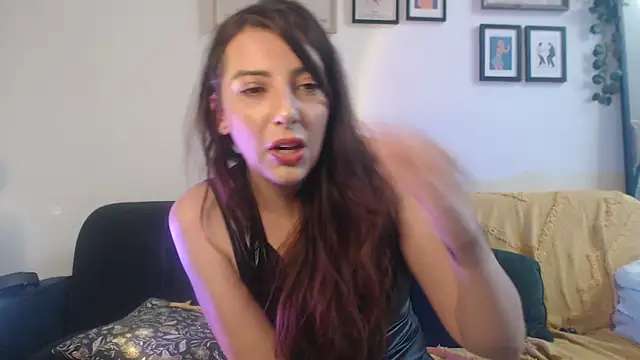 Snapshot of LolaHoop chatting on September 19, 2025, 4:11 pm LolaHoop online show from September 19, 2025, 4:11 pm