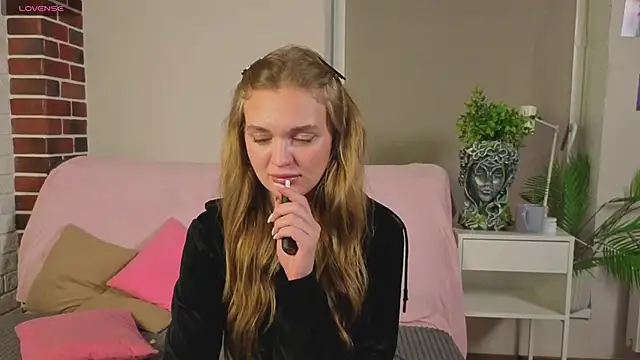 MarryLuz online show from October 10, 2025, 7:15 pm