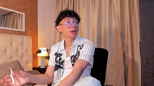 Snapshot of liam_twiink chatting on March 8, 2026, 1:00 am liam twiink online show from March 8, 2026, 1:00 am